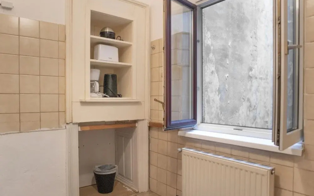 2BR Apt Near AKH Hospital With WiFi
