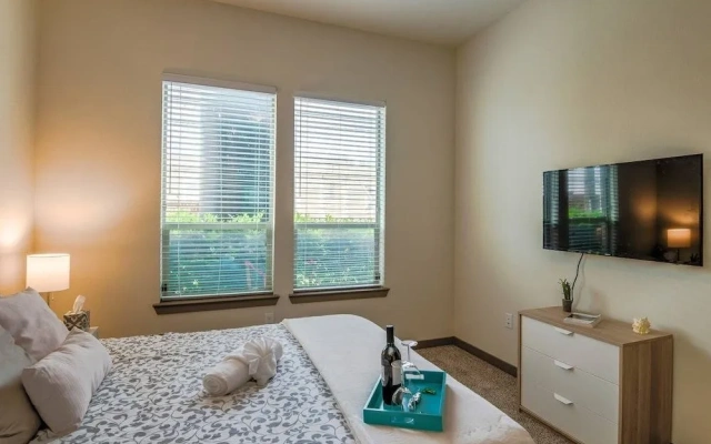 Beautiful & Modern Memorial Home - Near Everything
