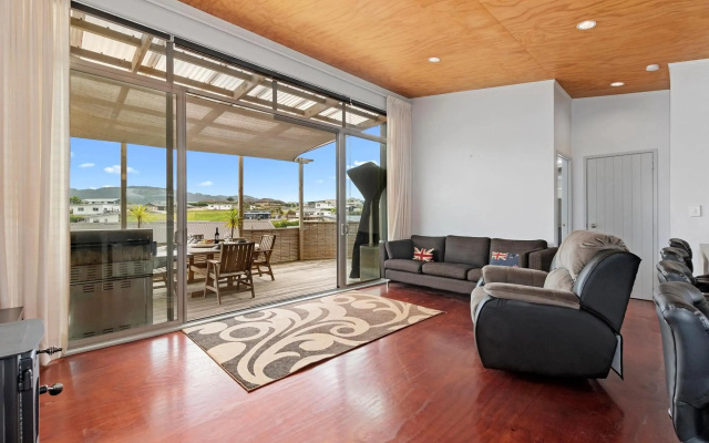 Blue Crush Villa - Mangawhai Heads Holiday Home