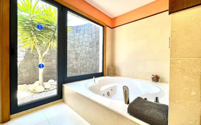 Villa Sleeps 6 With Pool Private & Sauna