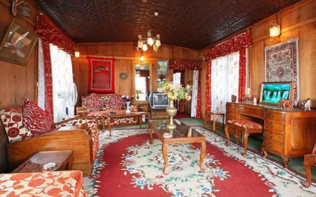 New Lucky Star Group of Houseboats