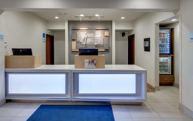 Holiday Inn Express & Suites Detroit - Farmington Hills by IHG