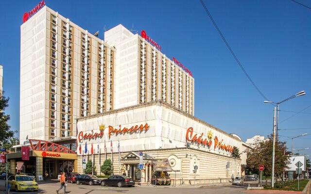 Отель Ramada Sofia City Center вид на фасад