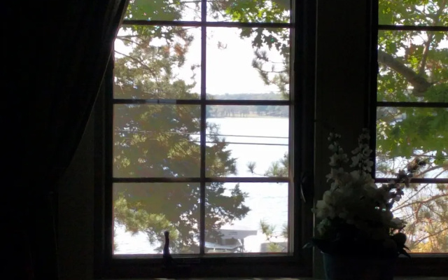 Lake Ripley Lodge w Lake Front Rooms, Grand Porch, Kayaks & Paddleboard