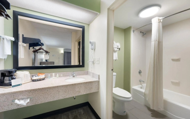 Quality Inn Airport - Southeast