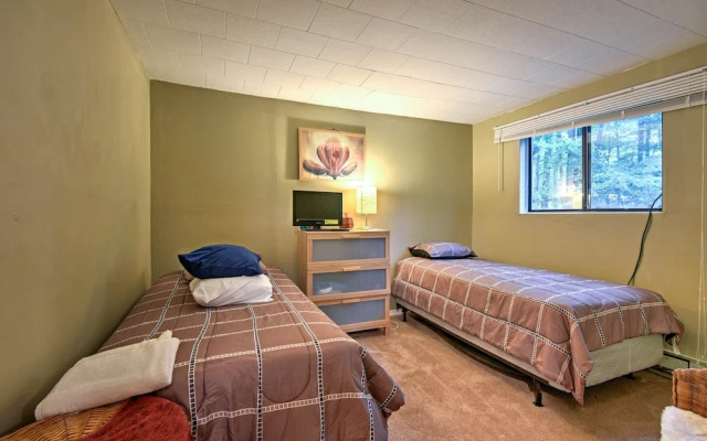 Cozy Arrowhead Lake Home w/ Sunroom + Pool Access!