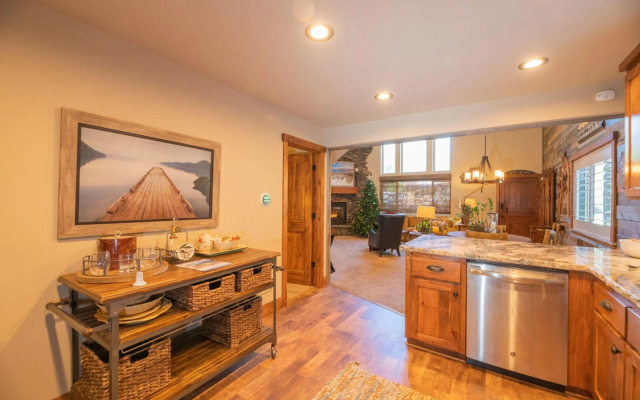 Silver Pine Lodge
