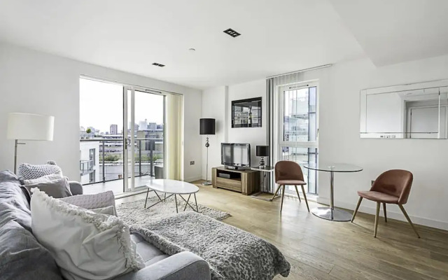 Central London Haven: Steps From Shoreditch Station