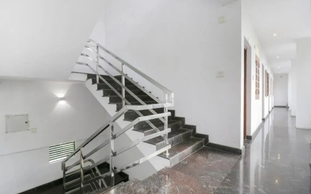 Hotel White House by OYO Rooms