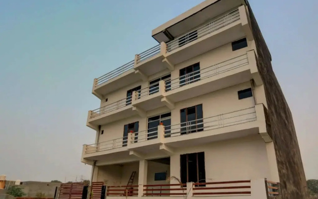Hotel Black Bird by OYO Rooms