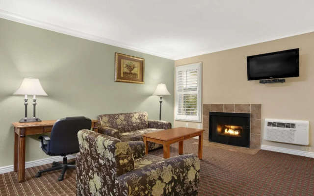 Travelodge Inn & Suites by Wyndham Gardena CA