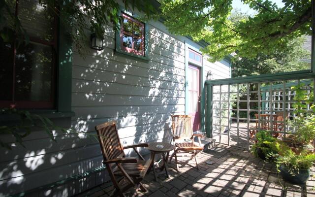 Отель Spinnakers Gastro Brewpub & GuestHouses Канада, Виктория - отзывы, цены и фото номеров - забронировать отель Spinnakers Gastro Brewpub & GuestHouses онлайн вид на фасад