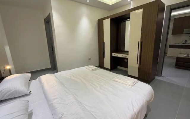 005 JRE Apartment With Stunning Boulevard Veiw