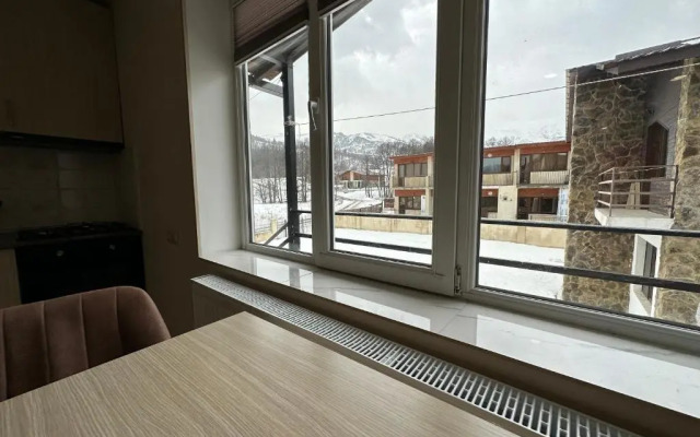 5 Bedrooms House