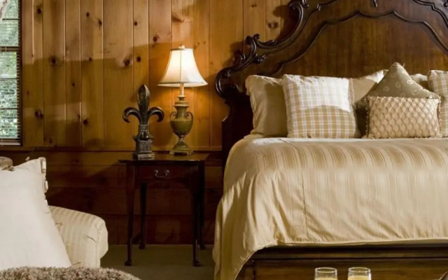 1906 Pine Crest Inn