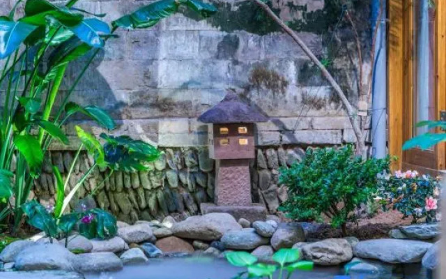 Hongcun Xiaozhongshan · Jingmu Homestay (Hongcun, Lucun Wood Carving Building Scenic Area Branch)