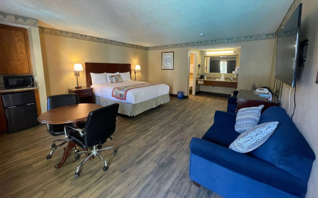 Travelodge by Wyndham Costa Mesa Newport Beach Hacienda