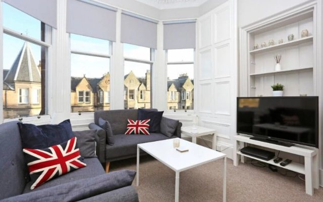 Homely & Spacious 4-bedroom Apartment by the Meadows