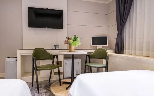 瑞草蟾蜍酒店(Seocho Dukkeobi Hotel)