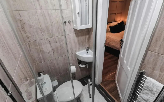 3 Bed Apartment in the Heart of Westend of Glasgow (Adults Only)