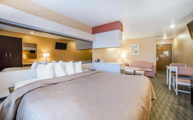Econo Lodge Inn And Suites