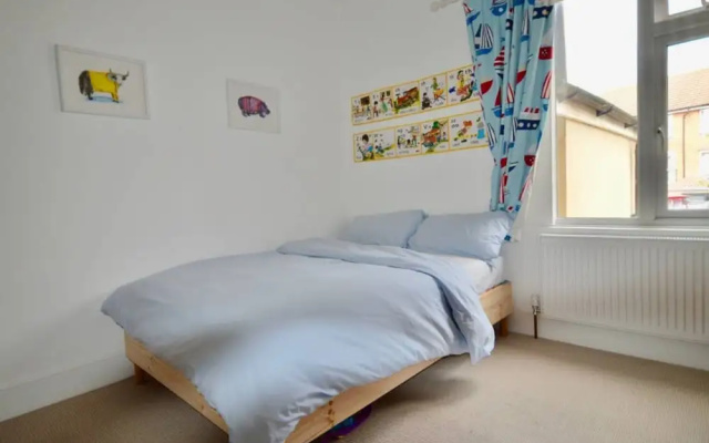 Charming Victorian 3 Bedroom House With Large Garden