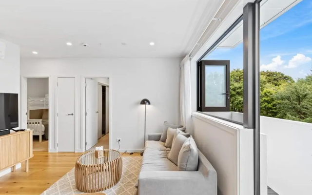 Convenient Modern 2-Bedroom Unit with Free Parking