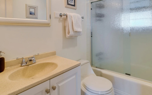 Downtown Kirkland Rental: Steps to Lake Washington