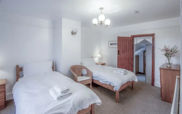 Stormy Castle - 6 Bedroom - Llangenith
