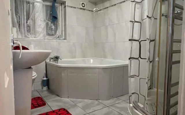 Room in House - Downtown Delight - Superior Double Room