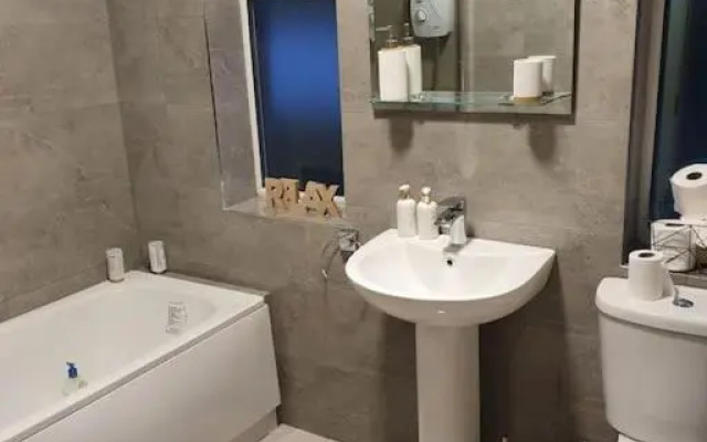 Private 3 Bedroom House Ideal for Family & Friends