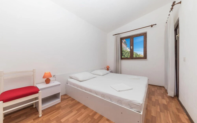Awesome Home in Okrug Donji With Wifi and 5 Bedrooms