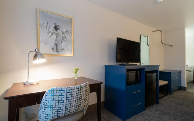 Oxford Suites Portland - Jantzen Beach