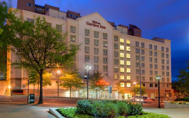 Отель Hilton Garden Inn Arlington/Courthouse Plaza вид на фасад