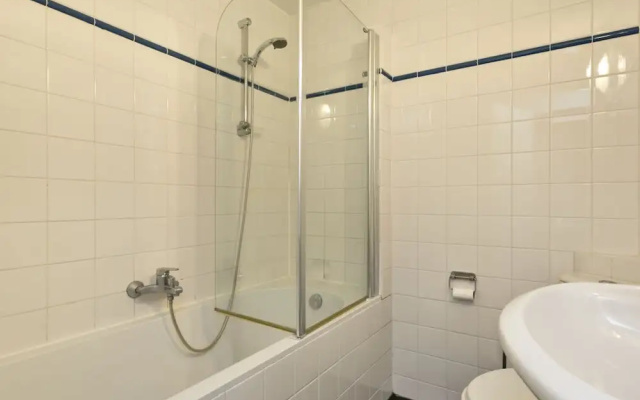 Spacious Luxury Apartment With Beautiful Views of the Marina