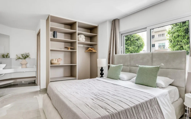 Sanders Crystal - Lovely  2-bdr Apt w Balcony