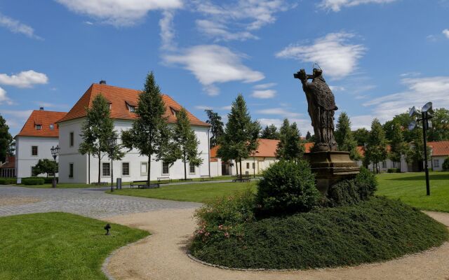 Отель Adalbert Ecohotel Чехия, Прага - 3 отзыва об отеле, цены и фото номеров - забронировать отель Adalbert Ecohotel онлайн вид на фасад