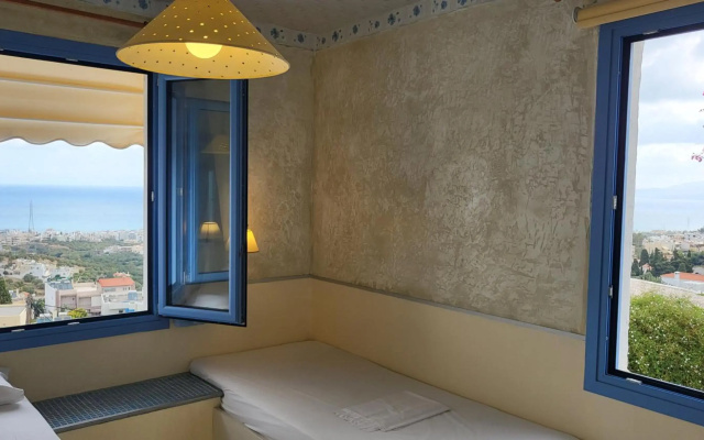 One Private Studio with Stunning Full Sea View, Shared Pool and AC