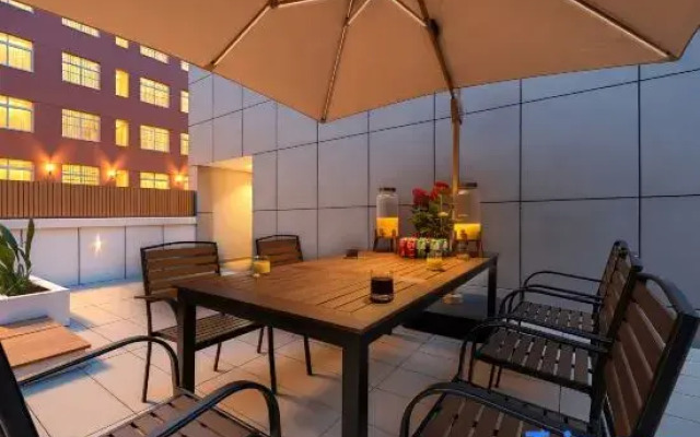 R ROYALSS HOTEL (Luohe Renmin Road Xintiandi Pedestrian Street Branch)