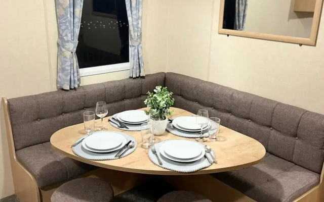 3 Bedroom Caravan - Sleeps 8 - Parking, Wifi, Pool
