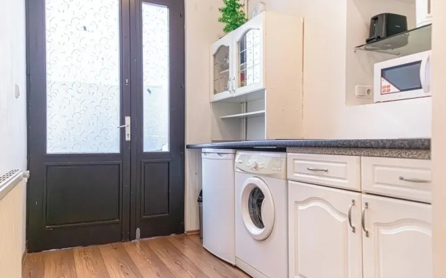 Bright 1BR Apt Perfect for Long Stays