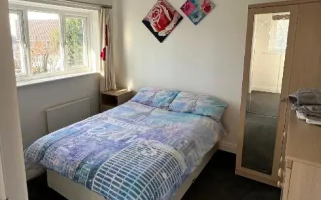 3 Bedroom house-close to Manchester airport-Free parking-private garden