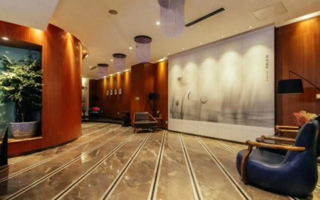 Starlight Holiday Hotel (Zhengzhou Erqi Square Dongda Street Subway Station Branch)