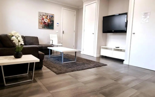 New modern 3 bedroom apartment in St Kilda East