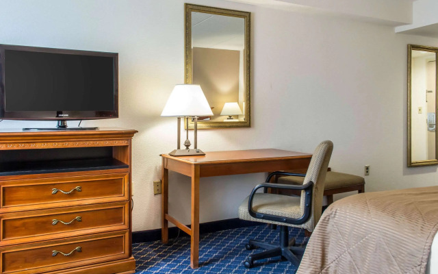 Clarion Hotel & Conference Center Ronkonkoma MacArthur Airport