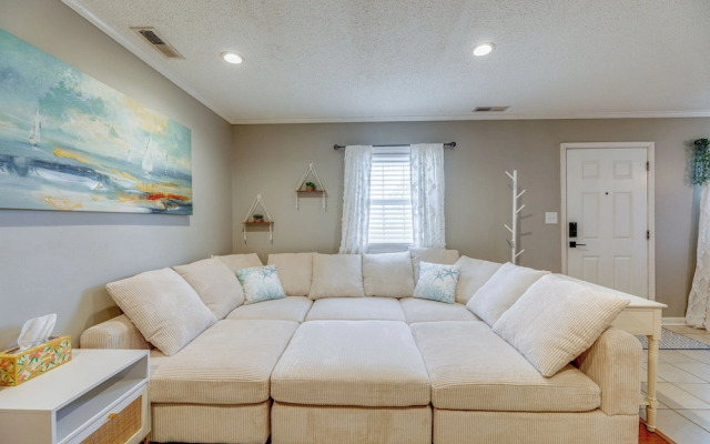 Bright & Airy Condo: Walk to Beach/boardwalk!