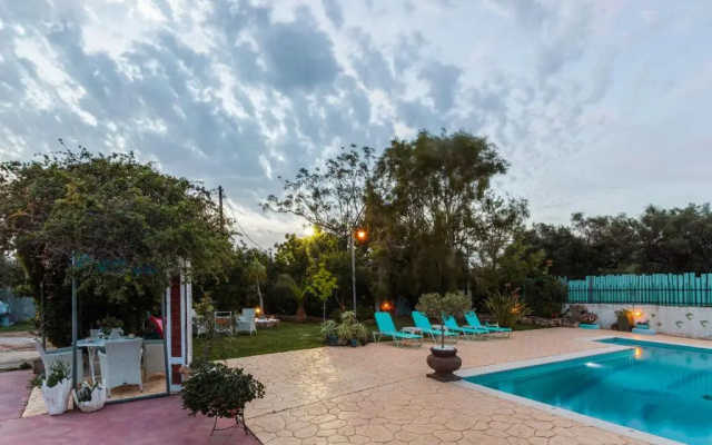 Beachfront luxury villa-Private pool,Garden Heaven