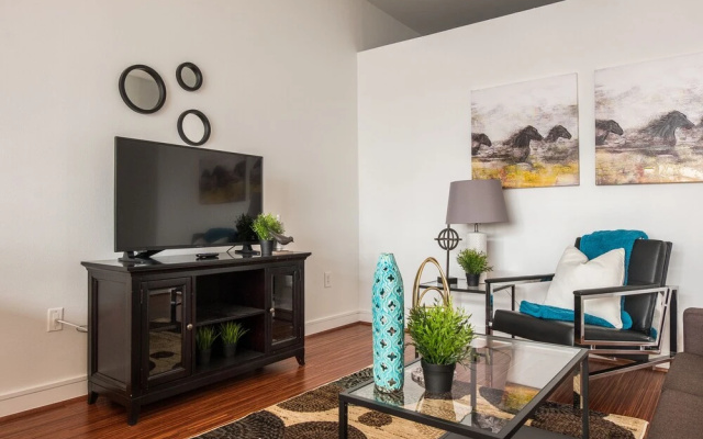 1 BR Apt Near AA Center with Parking by Frontdesk