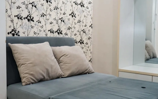 Homey 1BR with City View at Green Pramuka Apartment By Travelio