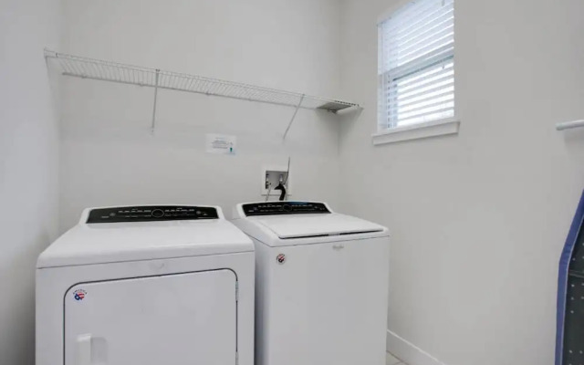 Stylish Family Home Sleeps 22 Enc101